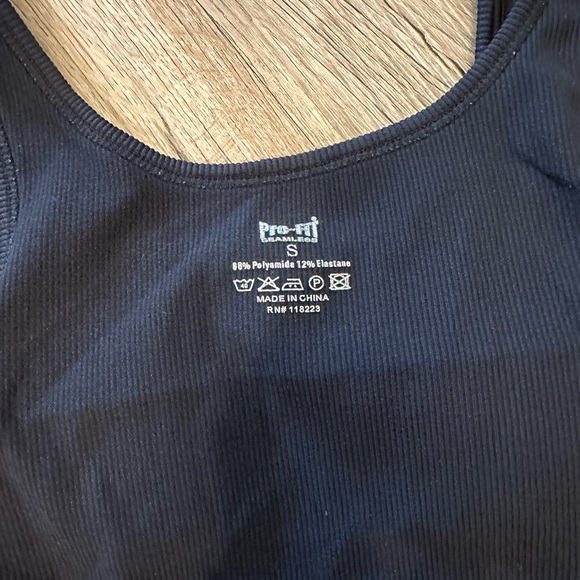 Cropped tank with built-in sports bra - Picture 5 of 5